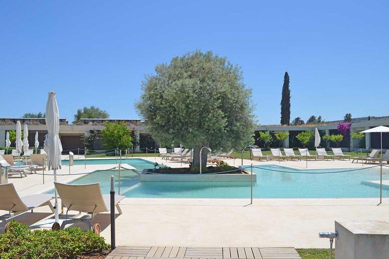 Borgo Di Luce I Monasteri Golf Resort & Spa Syracuse Exterior foto The pool at the hotel
