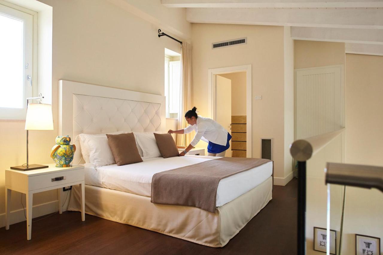 Borgo Di Luce I Monasteri Golf Resort & Spa Syracuse Exterior foto A chambermaid making a bed in a hotel room