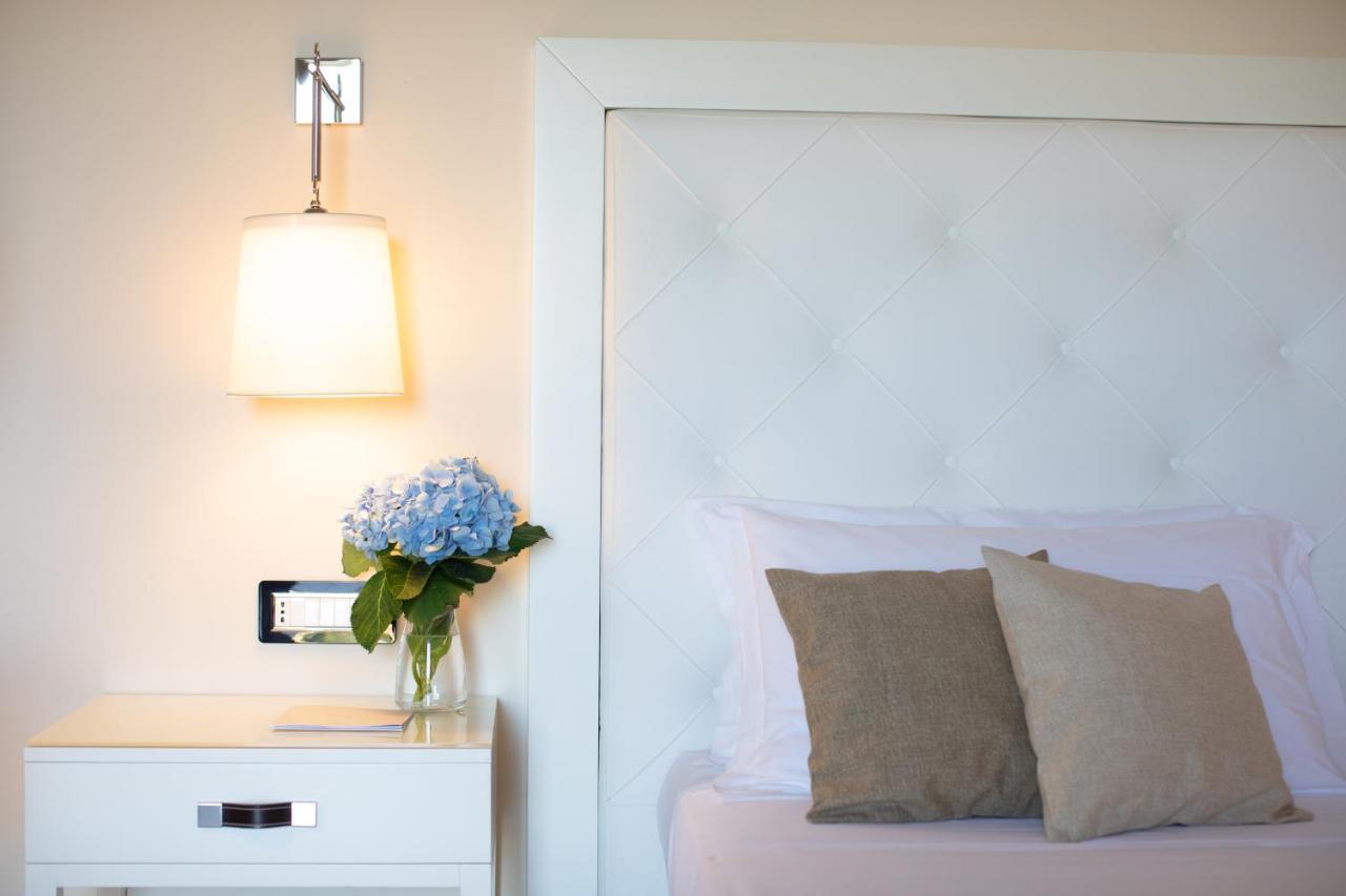 Borgo Di Luce I Monasteri Golf Resort & Spa Syracuse Exterior foto A wall-mounted light