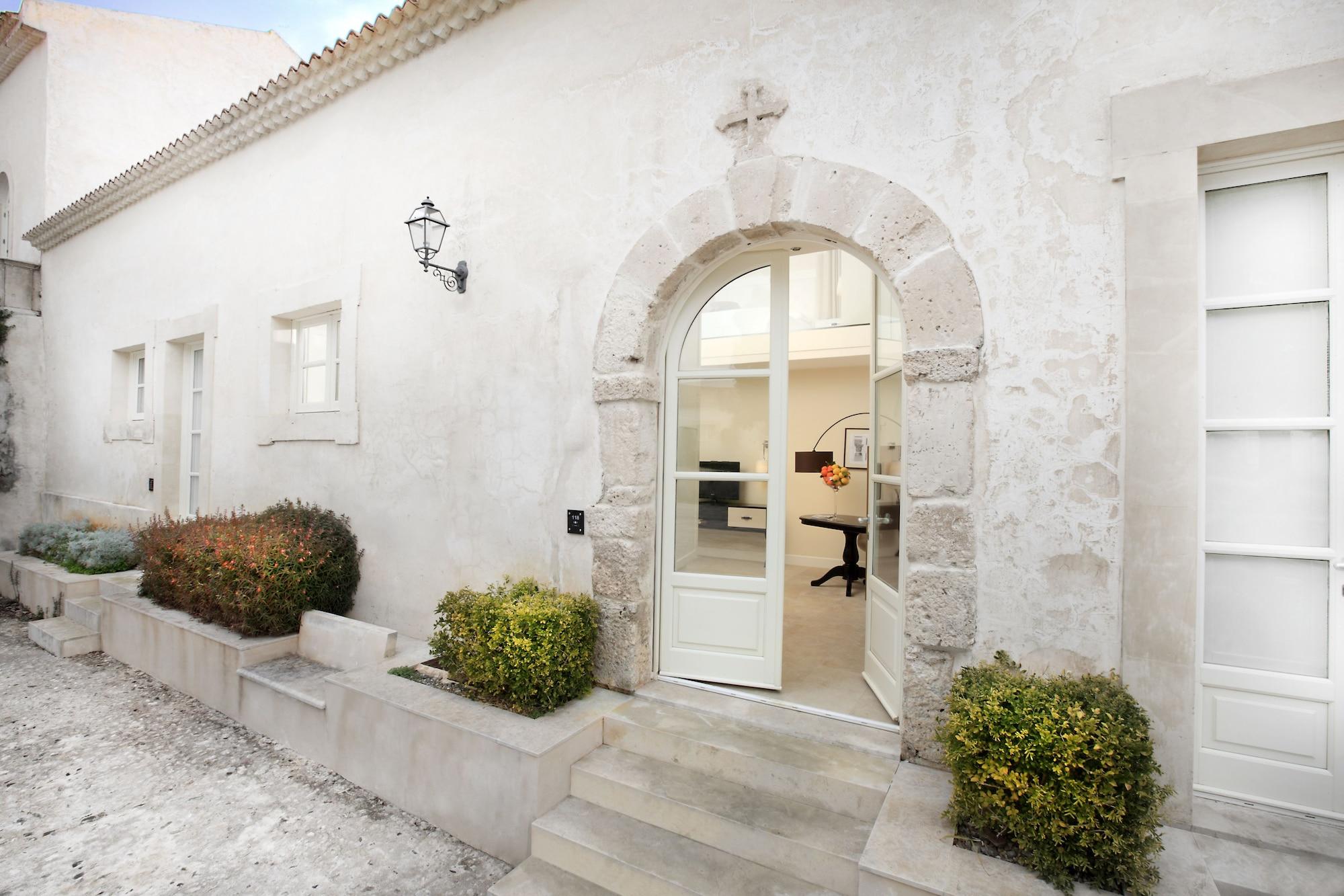 Borgo Di Luce I Monasteri Golf Resort & Spa Syracuse Exterior foto Entrance to the museum