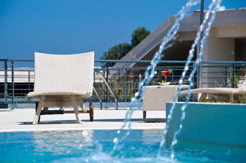 Borgo Di Luce I Monasteri Golf Resort & Spa Syracuse Exterior foto The pool at the hotel