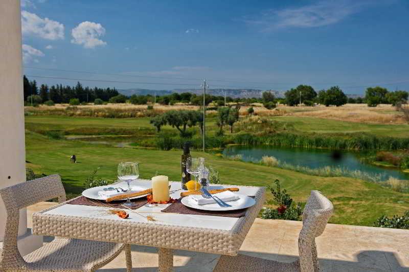 Borgo Di Luce I Monasteri Golf Resort & Spa Syracuse Exterior foto View of the golf course