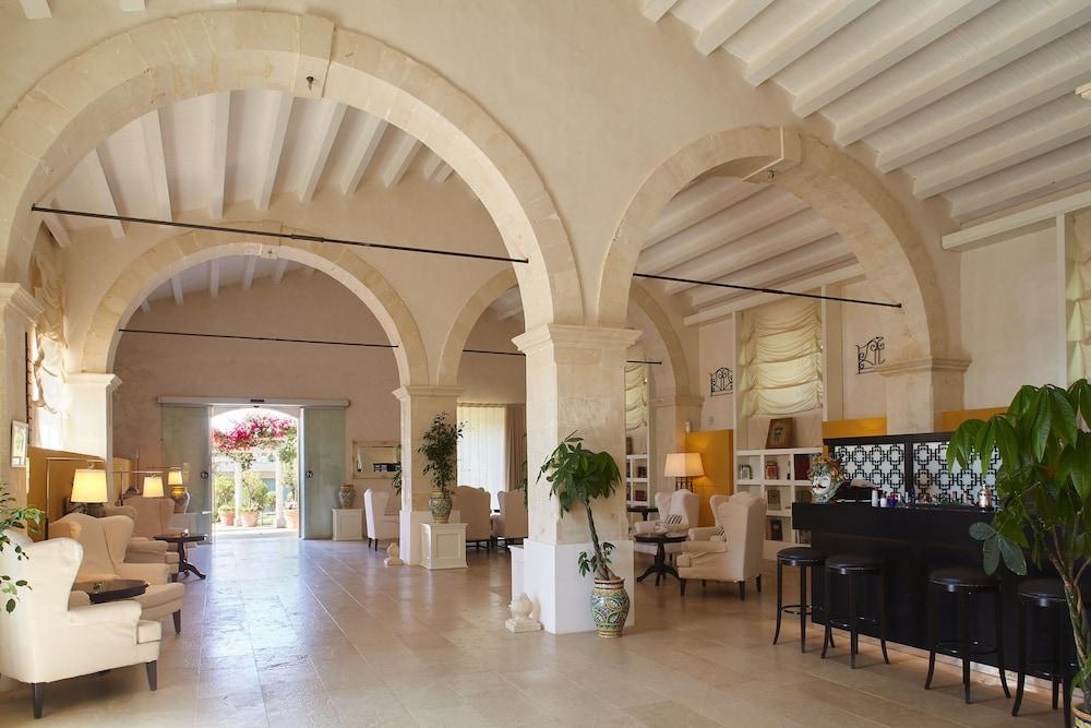 Borgo Di Luce I Monasteri Golf Resort & Spa Syracuse Exterior foto The interior of the hotel