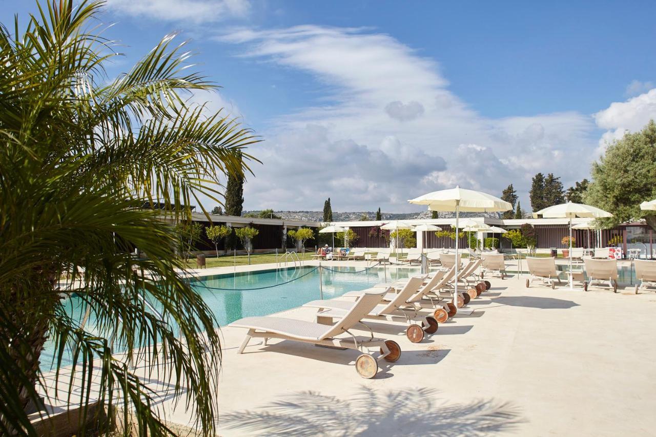 Borgo Di Luce I Monasteri Golf Resort & Spa Syracuse Exterior foto The pool at the Hotel de la Plage