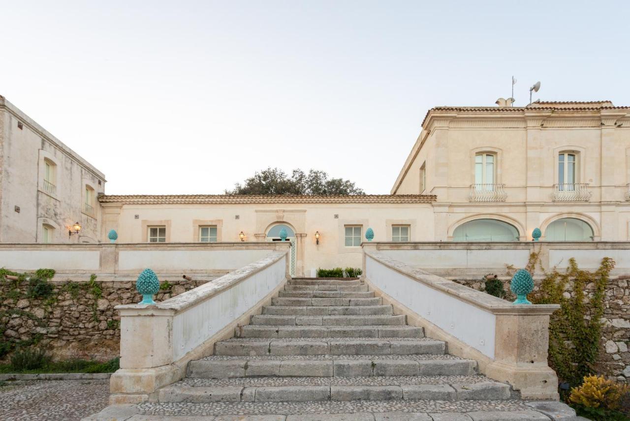 Borgo Di Luce I Monasteri Golf Resort & Spa Syracuse Exterior foto The entrance of the museum