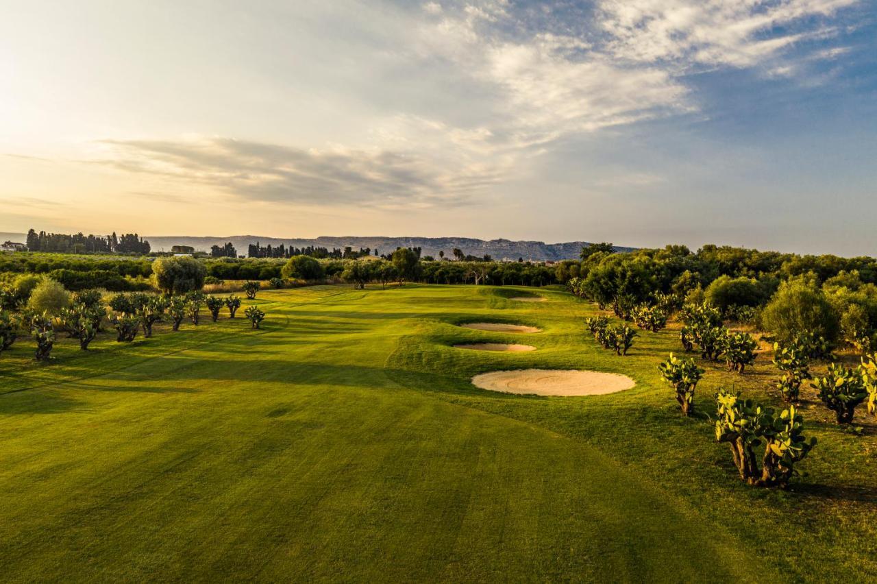 Borgo Di Luce I Monasteri Golf Resort & Spa Syracuse Exterior foto Golf course in Mallorca